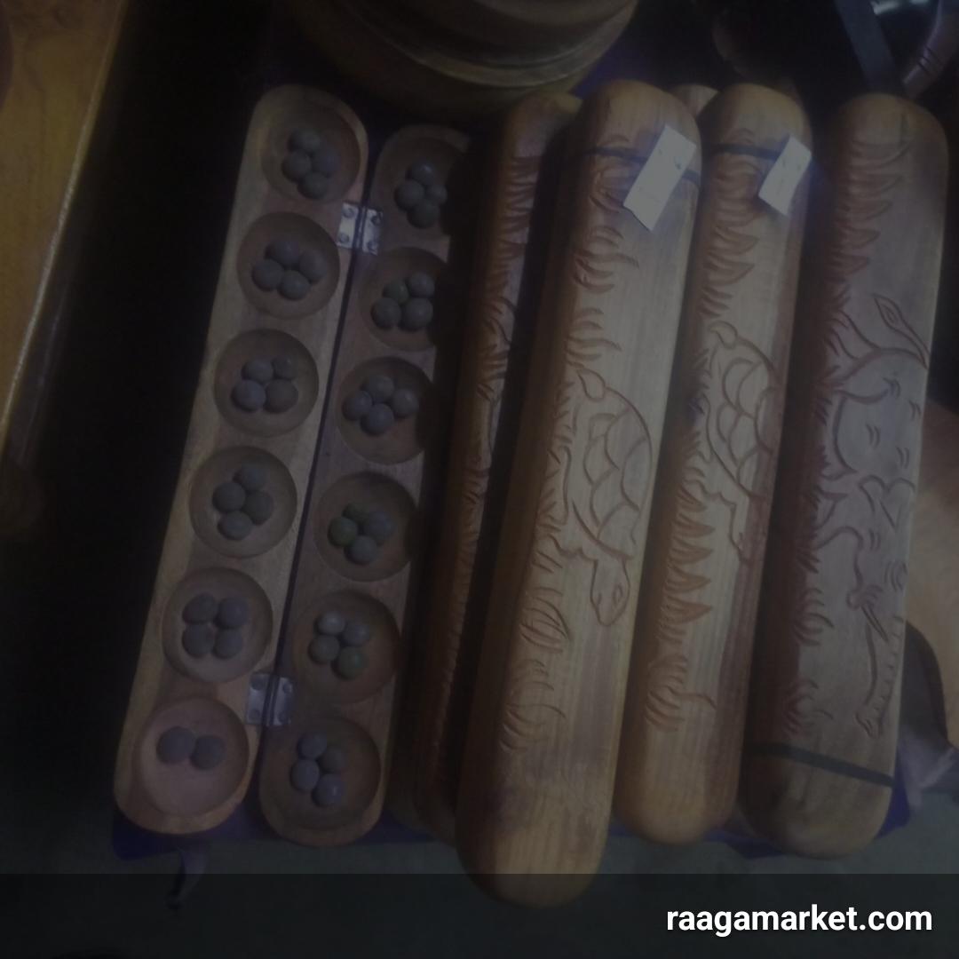 Jeu d'awalé en bois sculpté